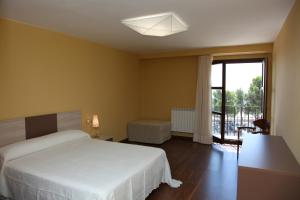 Tempat tidur dalam kamar di Hotel Santuario de Sancho Abarca