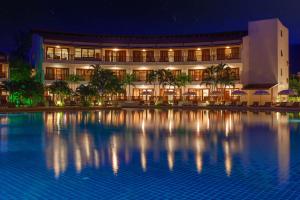 Bazén v ubytování Arinara Beach Resort Phuket - SHA Extra Plus nebo v jeho okolí