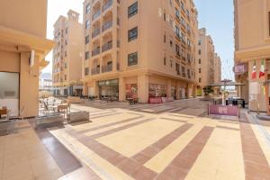 uma rua vazia numa cidade com edifícios altos em FAM Living - Al Safa Residences - SZR em Dubai