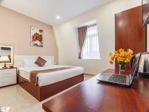 Giường trong phòng chung tại Aurora Hotel Dalat