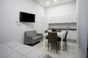 eine Küche und ein Esszimmer mit einem Tisch und einem Stuhl in der Unterkunft Giovi's Apartments in Castellammare di Stabia
