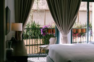 Postel nebo postele na pokoji v ubytování La Chronique Hotel
