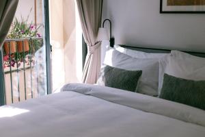 Postel nebo postele na pokoji v ubytování La Chronique Hotel