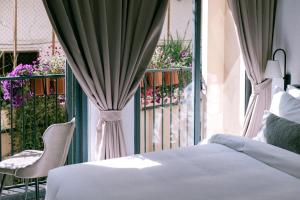 Postel nebo postele na pokoji v ubytování La Chronique Hotel