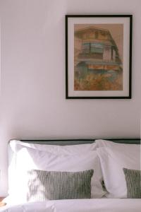 Postel nebo postele na pokoji v ubytování La Chronique Hotel