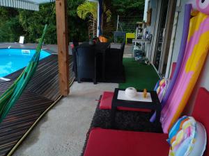 Sundlaugin á Chambre chez l'habitant avec piscine privative et vue panoramique sur la mer des caraïbes eða í nágrenninu