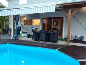 Sundlaugin á Chambre chez l'habitant avec piscine privative et vue panoramique sur la mer des caraïbes eða í nágrenninu