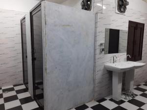 Ένα μπάνιο στο Abuzz Oxfordcaps ShahpurJaat Delhi - For Females Only +13 φωτογραφίες