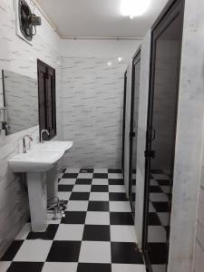 Ένα μπάνιο στο Abuzz Oxfordcaps ShahpurJaat Delhi - For Females Only