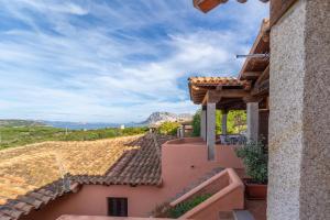 widok z balkonu domu z dachem w obiekcie ISS Travel, Panoramic Coda Cavallo Cottages - 10 km from San Teodoro w mieście San Teodoro