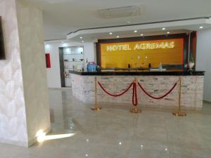 una entrada del hotel con una cinta roja en el vestíbulo en AGREMAS, en Mascara