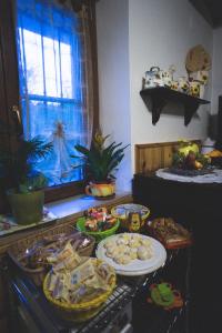 a kitchen counter with plates of food on a stove at Bed and Breakfast Misghecchino in Foligno