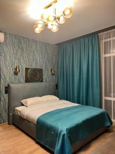 Apartments Lux in city center Lviv tesisinde bir odada yatak veya yataklar