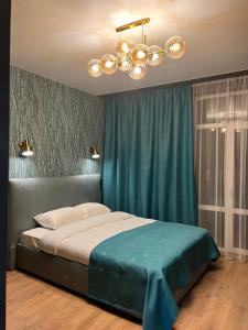 Apartments Lux in city center Lviv tesisinde bir odada yatak veya yataklar