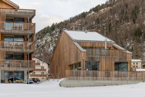 ザース・グルントにあるMontela Hotel & Resort - Montela Pavillonの雪の木造建築