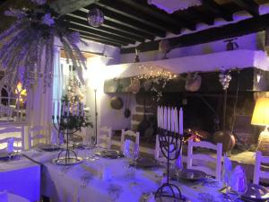 ein lila Zimmer mit einem Tisch und weißen Stühlen in der Unterkunft La Gabetière in Estrablin