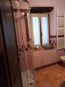 y baño con ducha y lavamanos. en San Rocco Affittacamere, en San Severino Marche