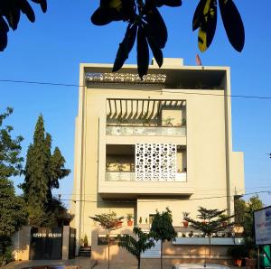 un edificio con una ventana en el lateral. en Hotel Vasudha Palace, en Jaipur