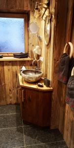 uma casa de banho em madeira com um lavatório e um espelho em Superior Suite Bergparadies Sauna - barrierfree em Inzell