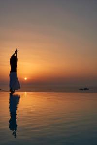 Agia Irini ParosにあるMythic Paros , Adults Onlyの夕暮れの浜辺に立つ男