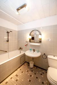 a bathroom with a tub and a sink and a toilet at Studio Apartment - zentral mit Parkplatz - Balkon in Bayreuth