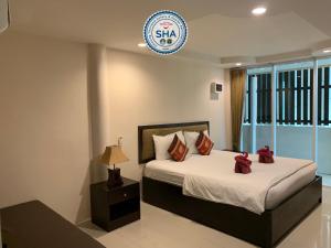 Un dormitorio con una cama con arcos rojos. en Naiyang Seaview Place Resort, en Nai Yang Beach