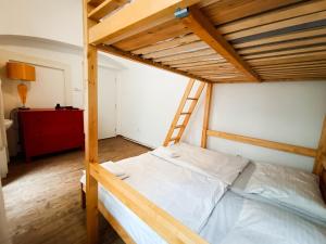 Postel nebo postele na pokoji v ubytování Charles Bridge Hostel & Apartments