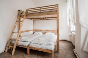 Postel nebo postele na pokoji v ubytování Charles Bridge Hostel & Apartments