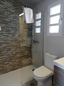 マスパロマスにあるBungalow Tauro Maspalomasのバスルーム(トイレ、ガラス張りのシャワー付)