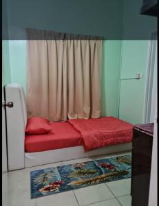 una stanza con un letto rosso con una finestra di Villa Suria SemiD Homestay Shah Alam a Shah Alam