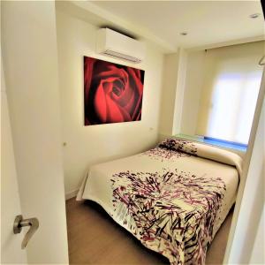 - une petite chambre avec un lit orné d'une peinture murale dans l'établissement Loving Estepona, à Estepona