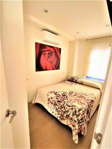 - une petite chambre avec un lit dans l'établissement Loving Estepona, à Estepona