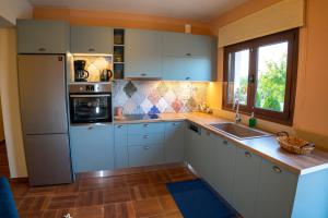 Kuchyňa alebo kuchynka v ubytovaní Great sea view apartment kokkini hani
