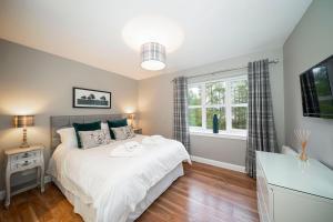 Tempat tidur dalam kamar di The Pines - Stunning 3 Bedroomed Apartment, Gleneagles