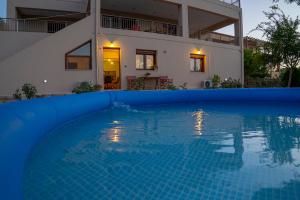 Bazén v ubytovaní Great sea view apartment kokkini hani alebo v jeho blízkosti