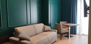 - un salon avec un canapé et une table dans l'établissement Best Western Plus Hotel Perla Del Porto, à Catanzaro Lido