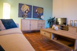 Televízia a/alebo spoločenská miestnosť v ubytovaní Great sea view apartment kokkini hani