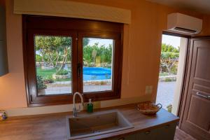 Bazén v ubytovaní Great sea view apartment kokkini hani alebo v jeho blízkosti
