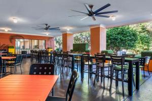 Majoituspaikan Comfort Inn & Suites Near Universal Orlando Resort-Convention Ctr ravintola tai vastaava paikka