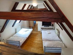 Postel nebo postele na pokoji v ubytování Charles Bridge Hostel & Apartments