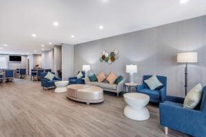 een lobby met blauwe banken en een wachtkamer bij Quality Inn Lebanon - Nashville Area in Lebanon