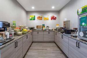 A cozinha ou cozinha compacta de Quality Inn Lebanon - Nashville Area