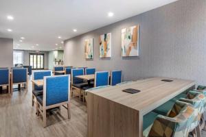 een vergaderzaal met tafels en blauwe stoelen bij Quality Inn Lebanon - Nashville Area in Lebanon