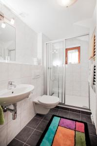 uma casa de banho com um lavatório, um WC e um chuveiro em Haus Hubertus em Fusch an der Glocknerstraße