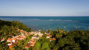 uma vista aérea de uma praia com casas e o oceano em Das Edelweiss em Morere