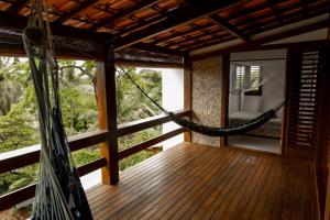 um quarto com rede numa casa na árvore em Das Edelweiss em Morere