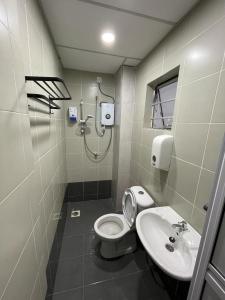 a bathroom with a shower and a toilet and a sink at Cameron Emerald Avenue @ Brinchang in Cameron Highlands +38 photos