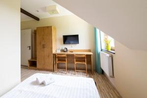 TV a/nebo společenská místnost v ubytování Hotel Konopielka