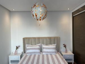Un dormitorio con una cama con un gran orbe encima. en AGADIR BAY - LUXURY APARTMENT NEAR BEACH, en Agadir