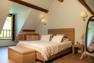 Un dormitorio con una cama grande y una ventana en Gites Les Closeaux, en Vallières-les-Grandes